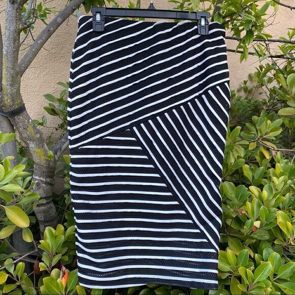 BOBEAU SKIRT IN BLACK & WHITE STRIPES SZ M NWT! Elastic Waist. Flattering Cut. - Picture 1 of 9